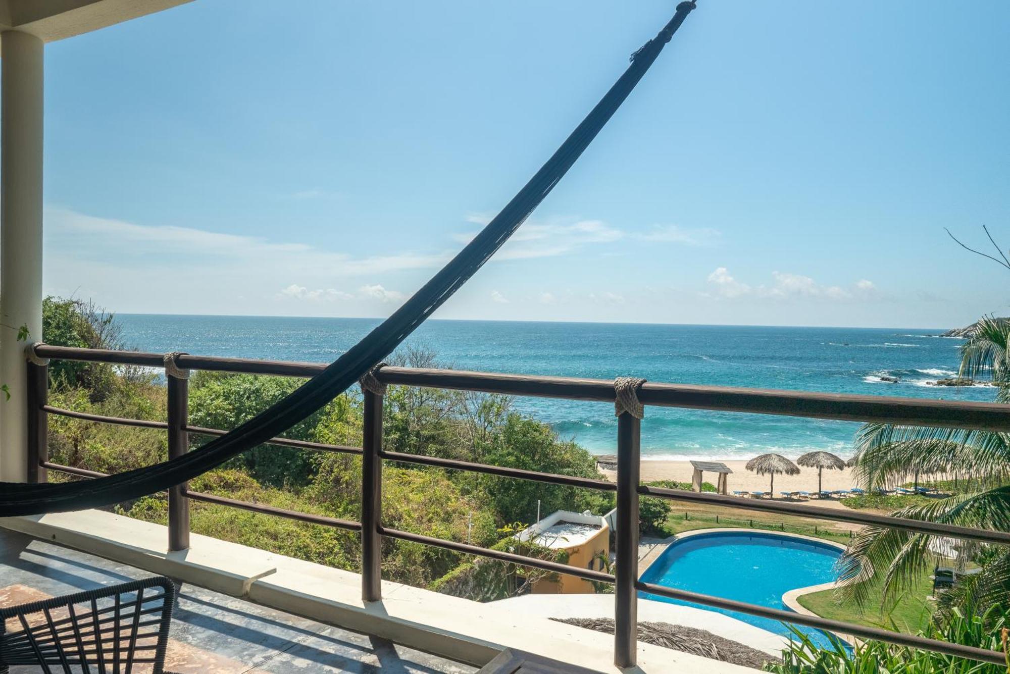 Manta Raya Hotel - Right On The Beach Cuatunalco Exteriör bild