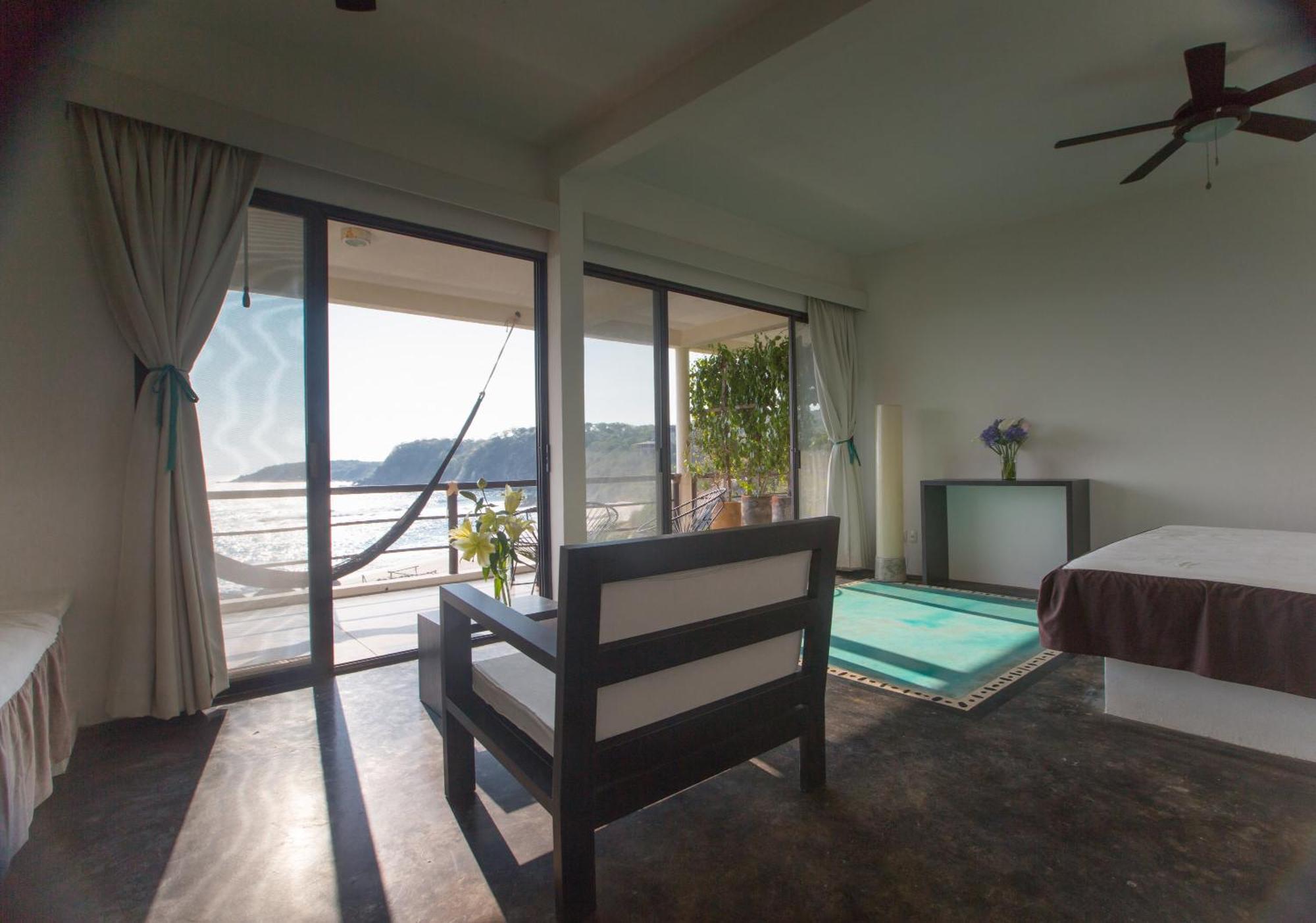Manta Raya Hotel - Right On The Beach Cuatunalco Rum bild