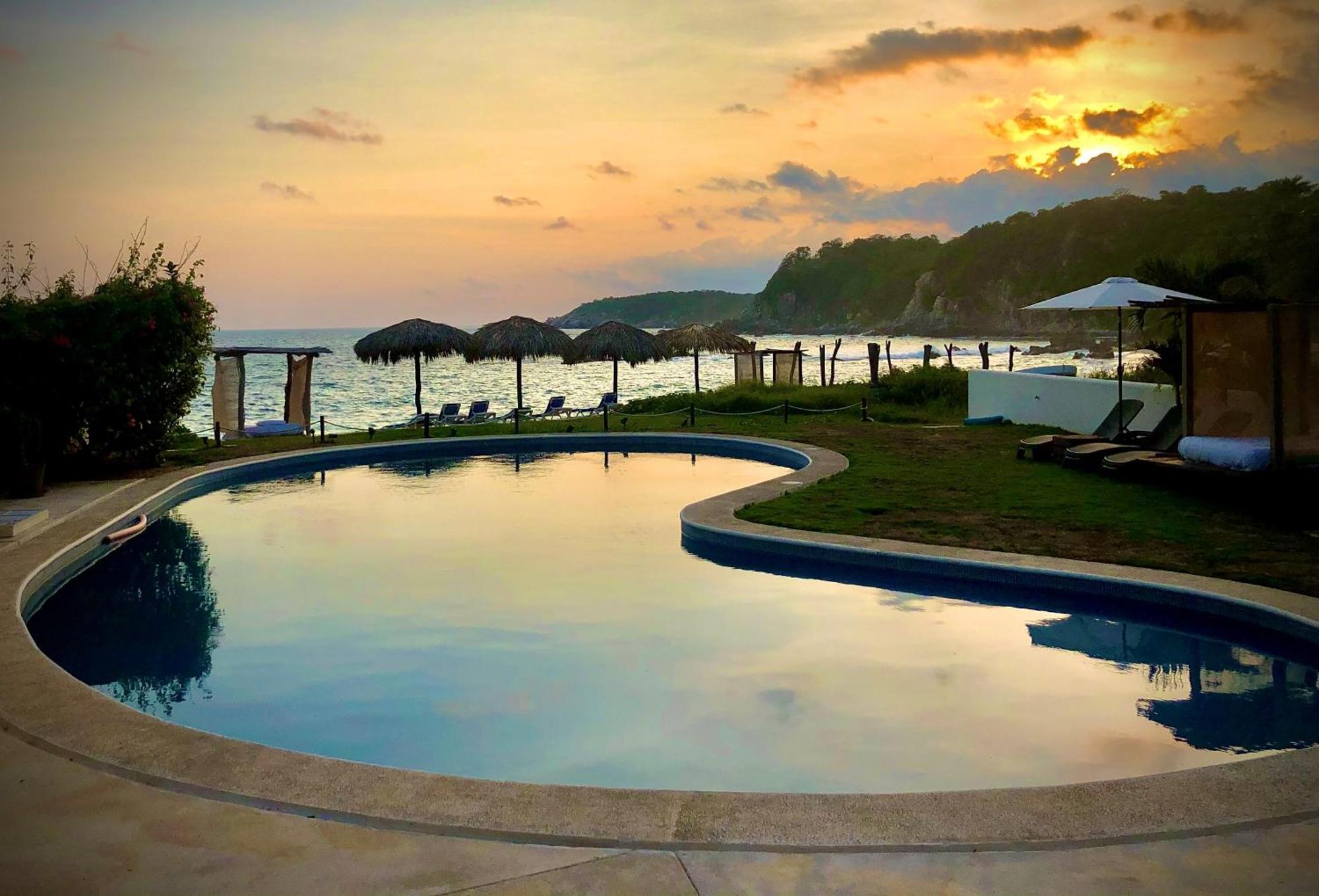 Manta Raya Hotel - Right On The Beach Cuatunalco Exteriör bild