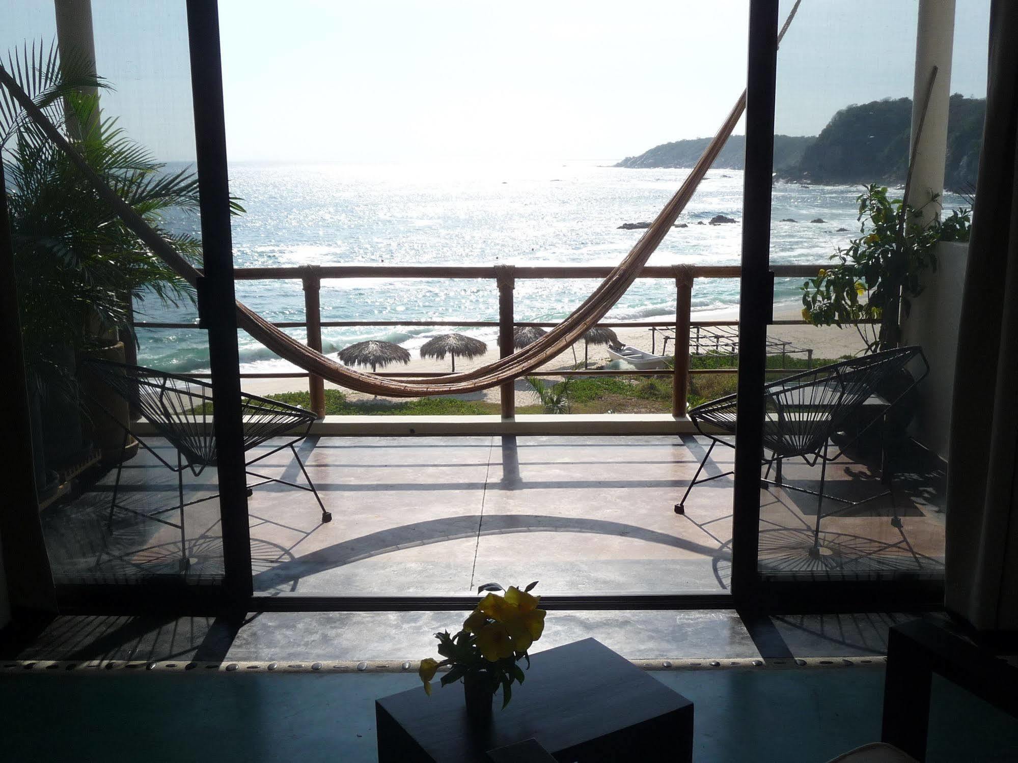 Manta Raya Hotel - Right On The Beach Cuatunalco Exteriör bild